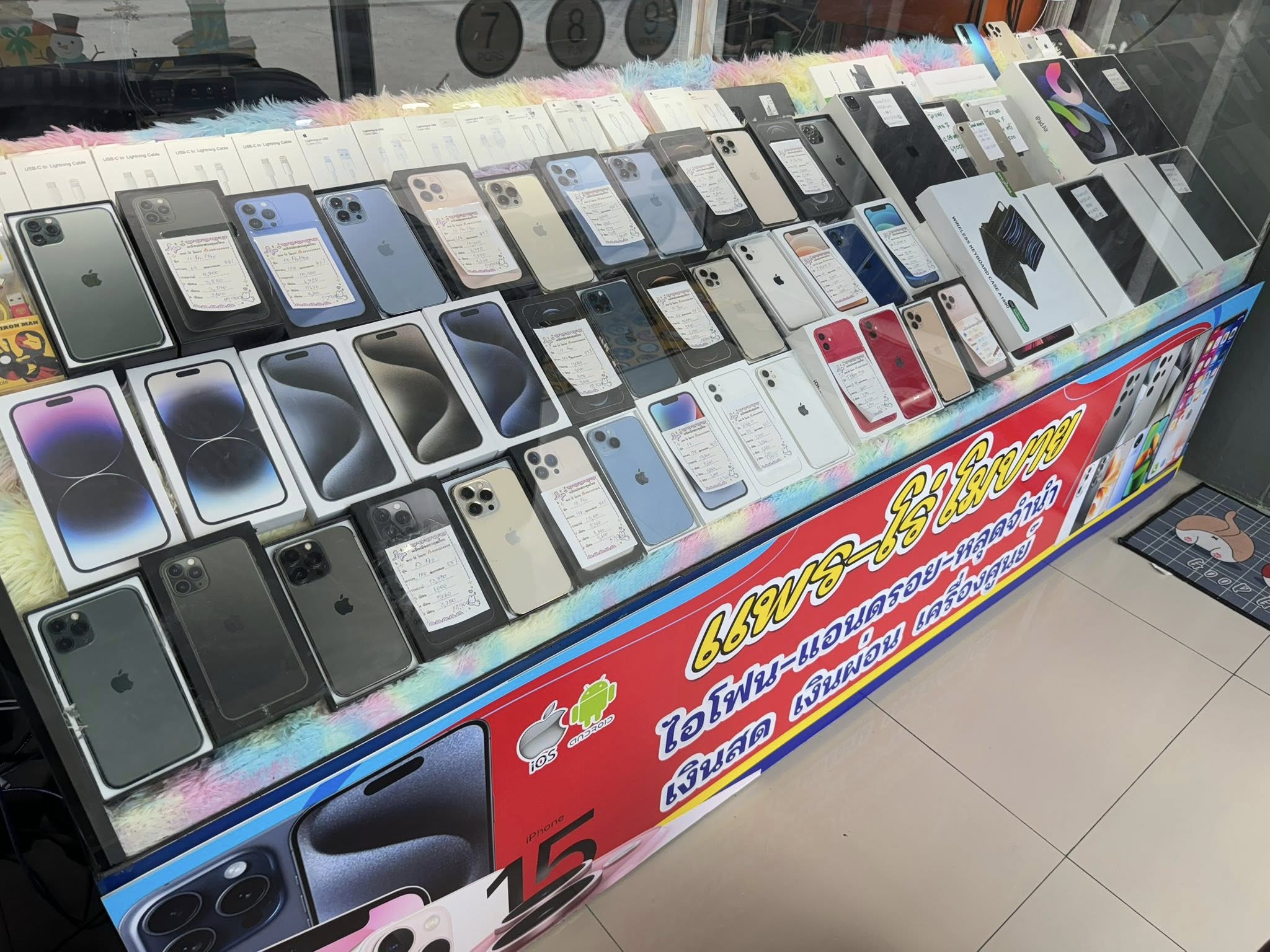 ตู้โชว์สินค้า iPhone